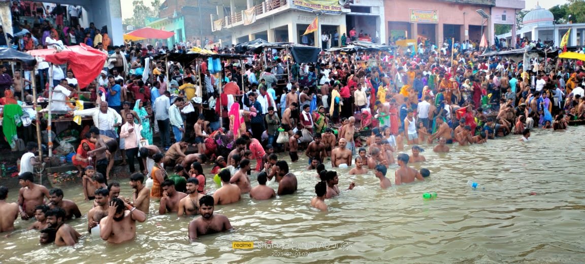 रायबरेली-गुरु पूर्णिमा के पावन पर्व पर गोकना घाट पर लाखों श्रद्धालुओं नें लगाई आस्था की डुबकी