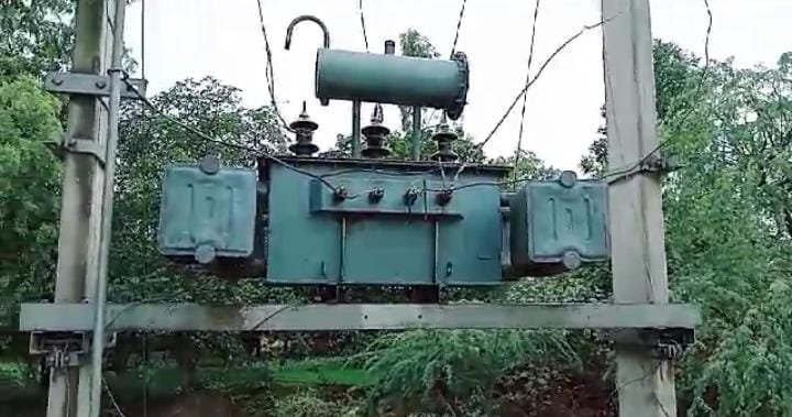 रायबरेली- ग्राम सभा आईमाजहानिया में बिजली का टूटकर गिरा जिम्मेदार बेखबर 