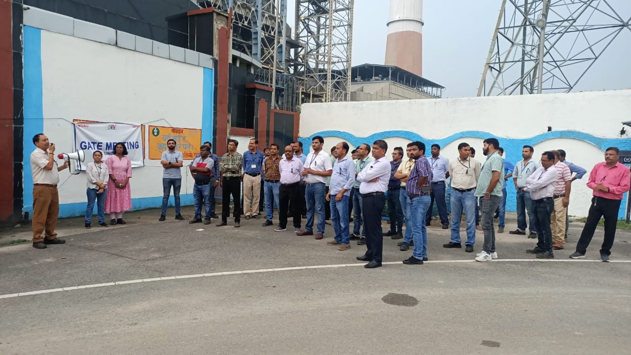 रायबरेली-एनटीपीसी के एजुकेटिव एम्पलाई यूनियन के कर्मचारियों ने प्रमोशन को लेकर आपातकालीन द्वार के सामने किया प्रदर्शन