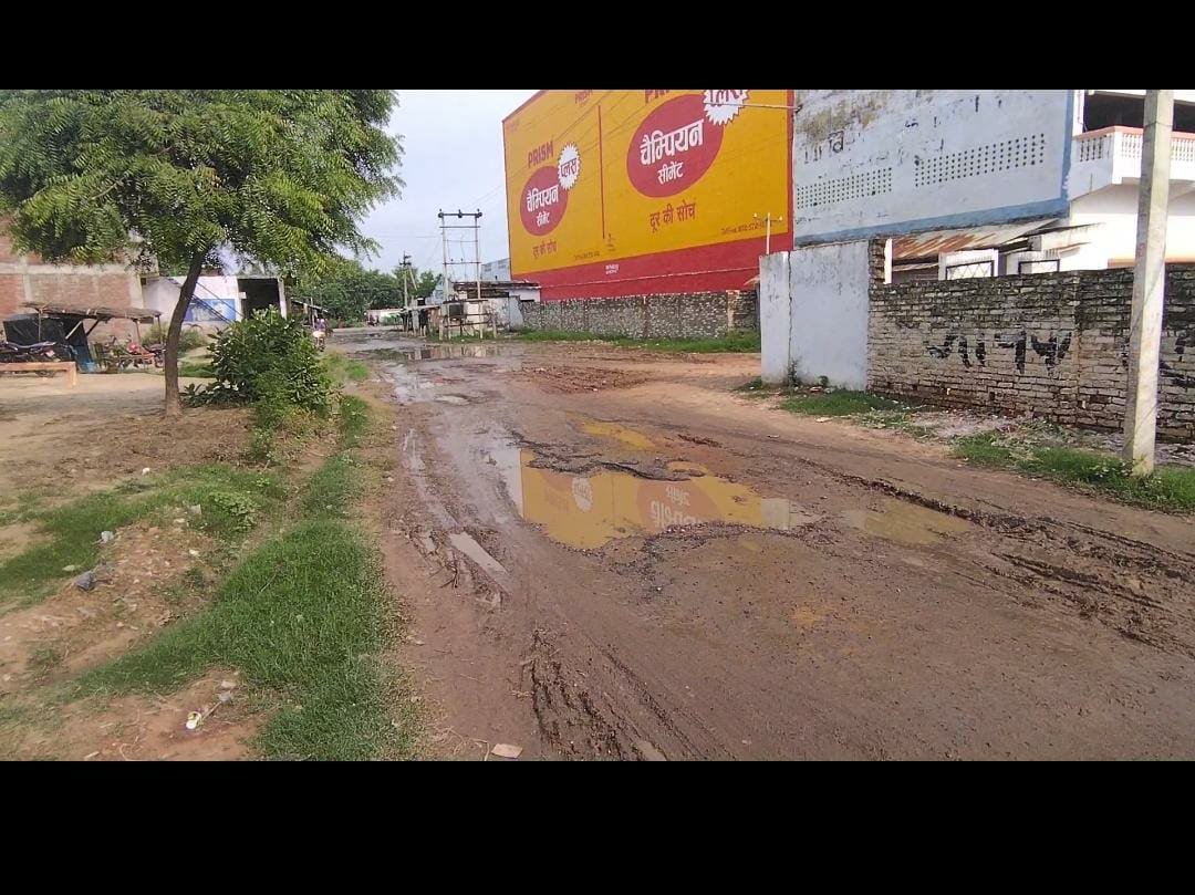 Raibareli-जलभराव के कारण दुकानदारों को  रही है काफी दिक्कत है*
