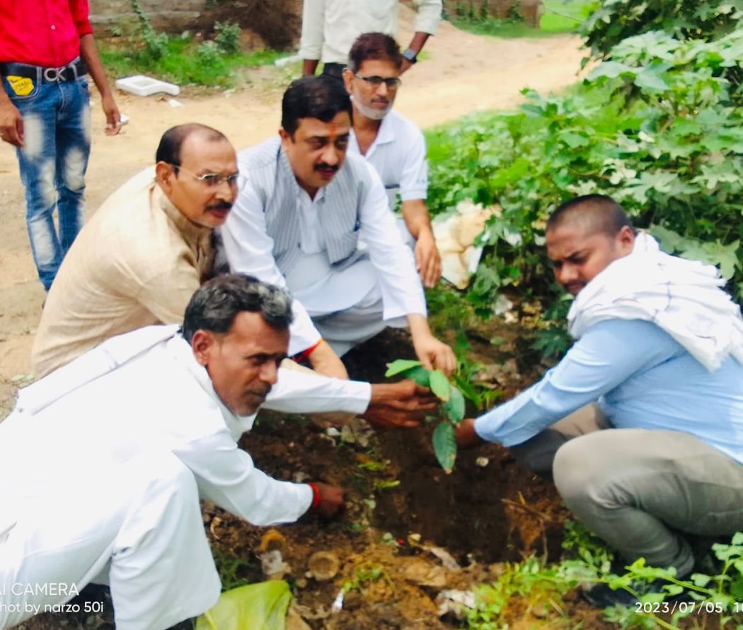 रायबरेली-कांग्रेस नेता अतुल सिंह ने पौधरोपण कर लोगों की सुनी  समस्याएं,,,,,