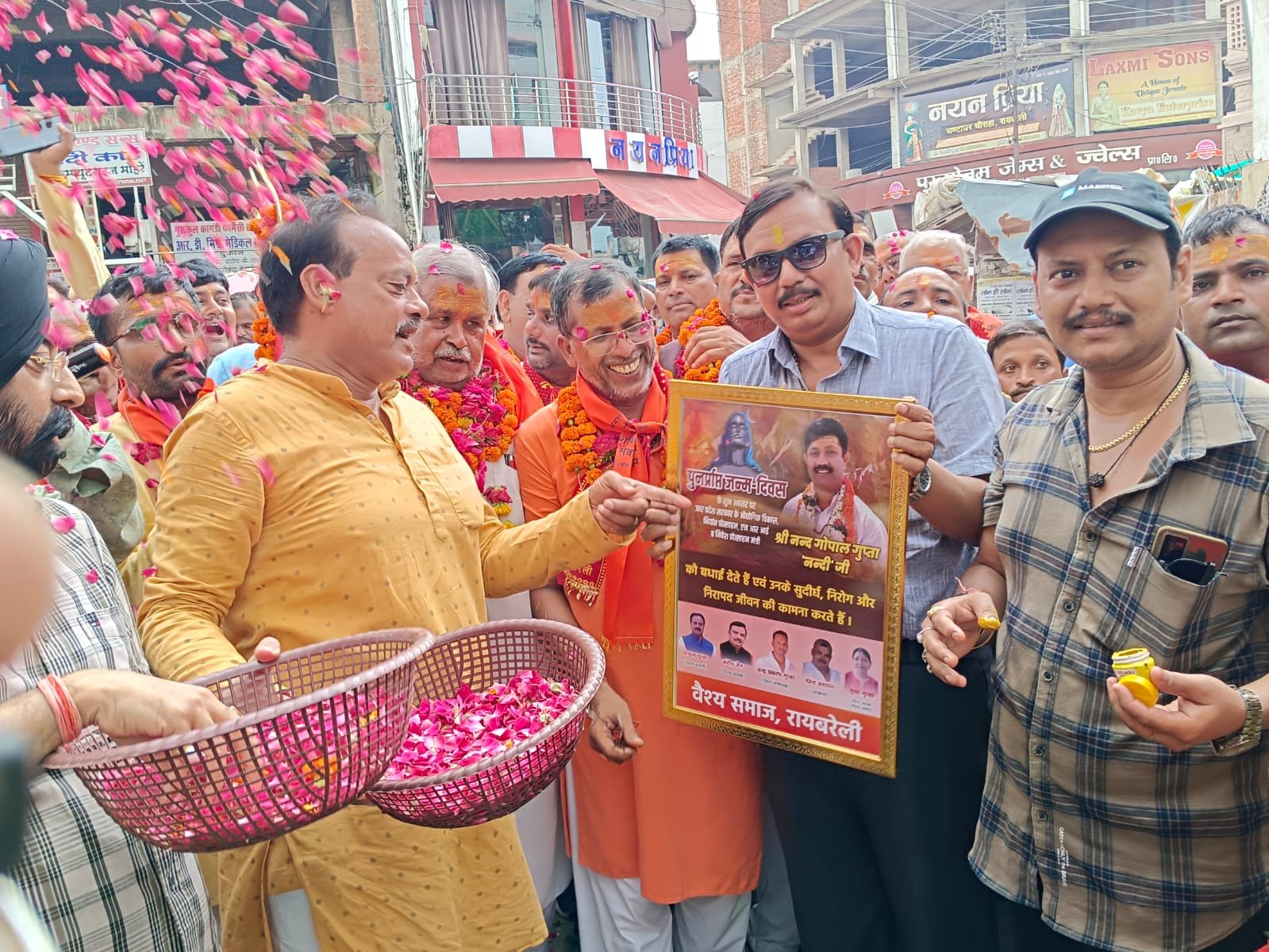 Raibareli-वैश्य समाज ने बाबा अमरनाथ बर्फानी गयें यात्रियों पर पुष्प वर्षा कर किया स्वागत