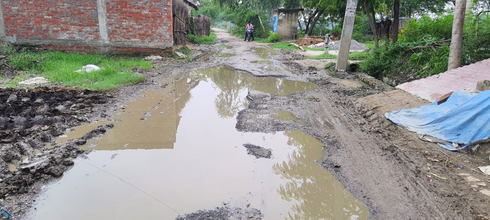 Raibareli-गुमावां लाही बॉर्डर - पूरे शिवदीन सम्पर्क मार्ग गड्ढों में तब्दील ! चलना हुआ दुश्वार