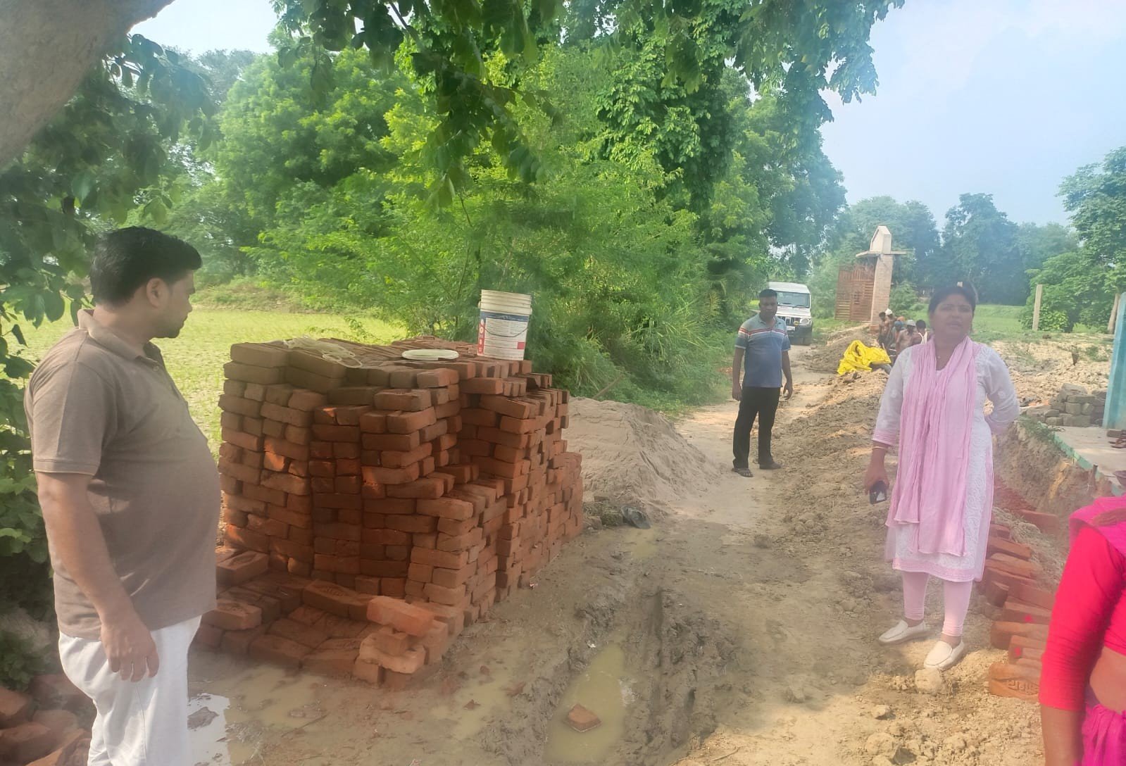 Raibareli-खबर के बाद जागे अफसर अतरेहटा अमृत सरोवर का स्थलीय निरीक्षण करने पहुँची BDO