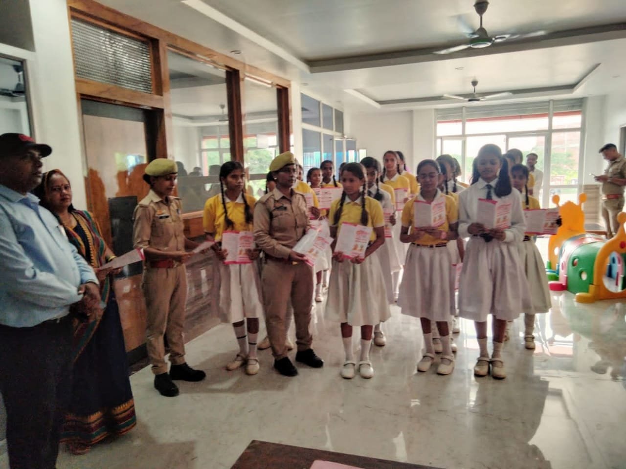 Raibareli-के वी पब्लिक स्कूल में मिशन शक्ति के अंतर्गत छात्रों को किया गया जागरूक* 