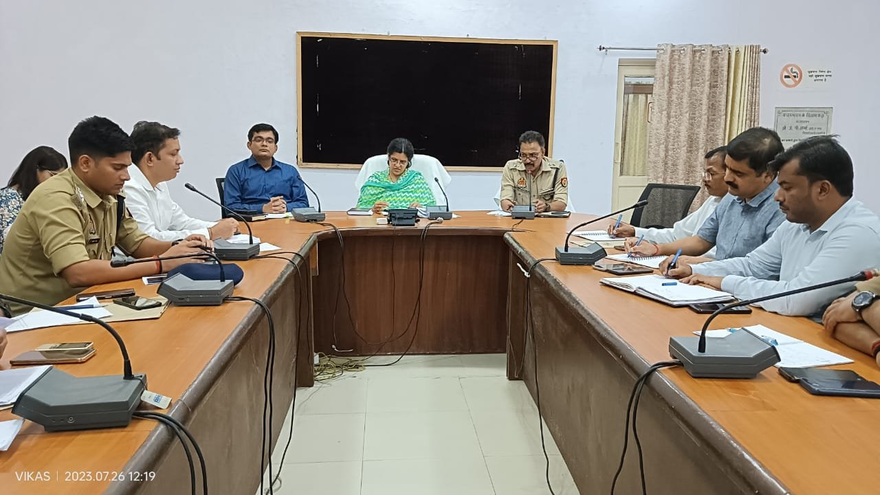 Raibareli-अफवाहों से रहे दूर,अराजक तत्वों पर रखे कड़ी नजर: डीएम*