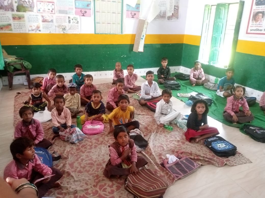 रायबरेली-भीषण गर्मी में बिना पंखे के पढ़ते छात्र-छात्राएं,चुल्हे में बनरहा भोजन 