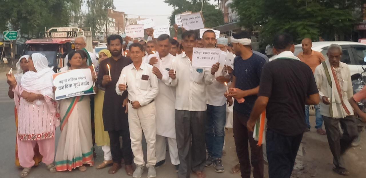 रायबरेली-कांग्रेसियों ने कस्बे में निकाला कैंडल मार्च