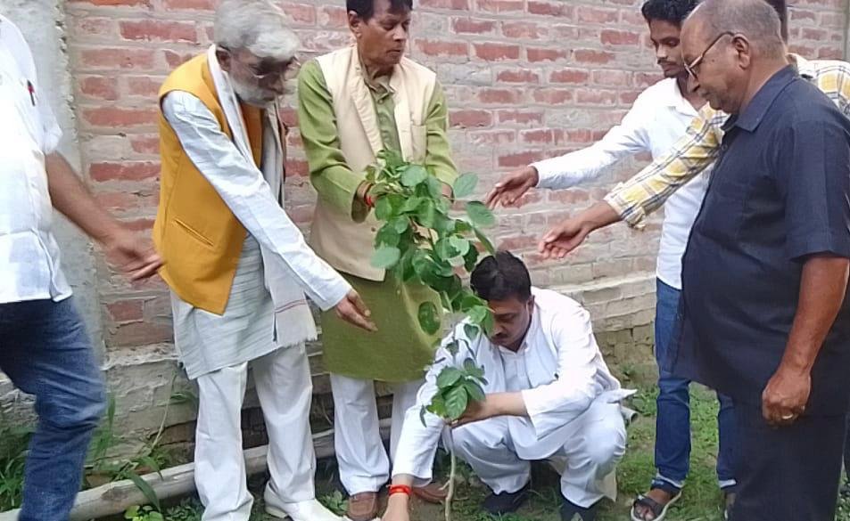 रायबरेली-काँग्रेसी नेता अतुल सिंह नें पौधा रोपण कर चौपाल लगाकर सुनी लोगों की समस्याएं,,,,