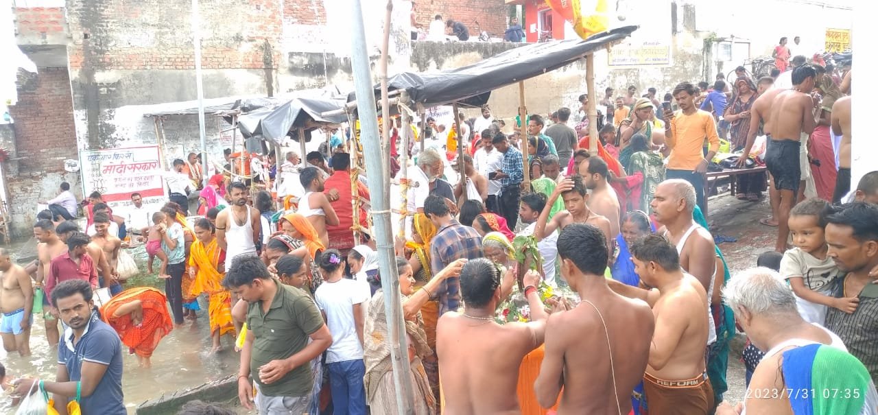रायबरेली-पुरुषोत्तम मास के चतुर्थ सोमवार पर हजारों श्रद्धालुओं ने किया गंगा स्नान गोकना घाट