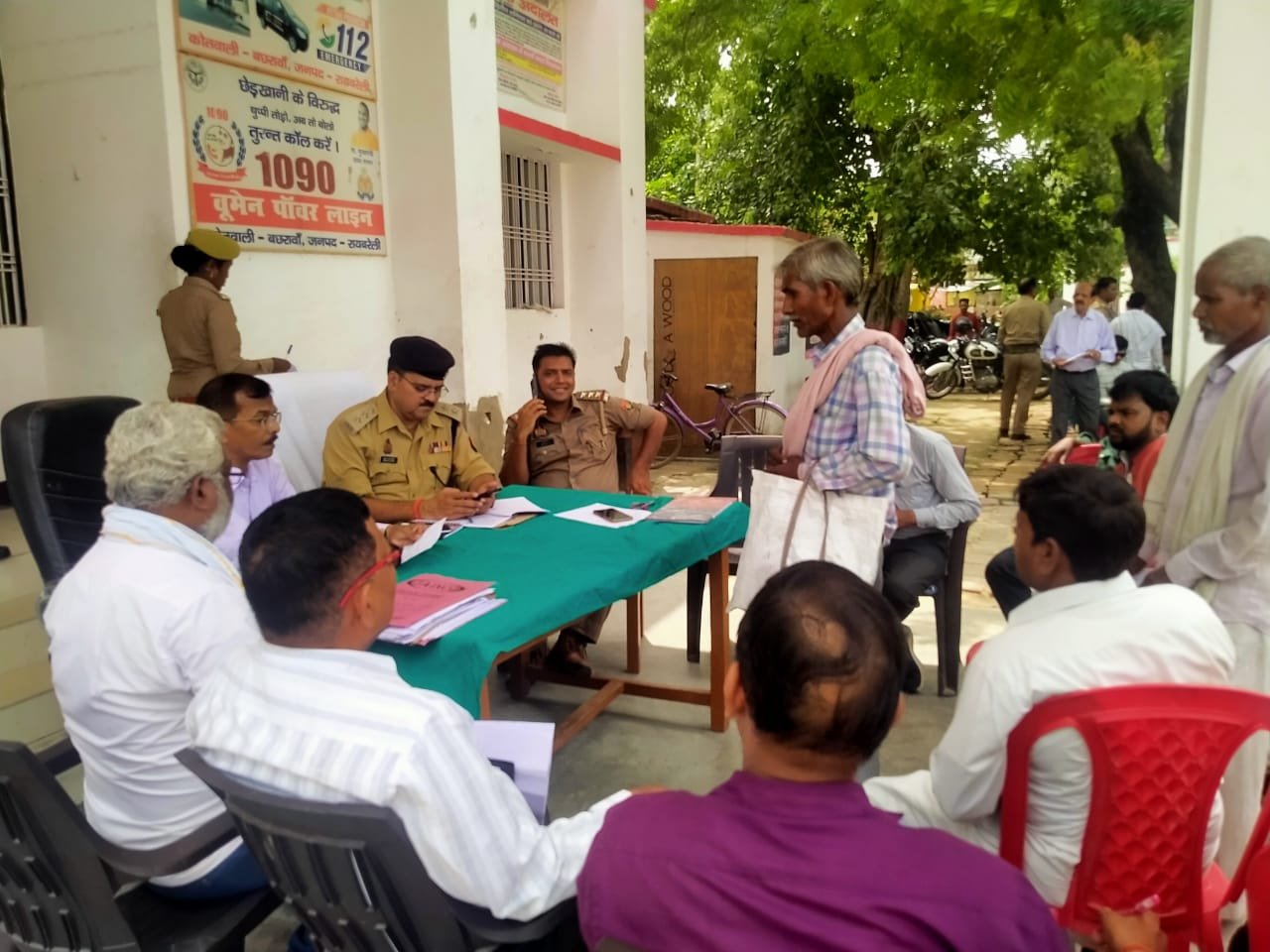 Raibareli-समाधान दिवस पर उप जिलाधिकारी द्वारा राजस्व अधिकारियों को त्वरित निस्तारण के दिए दिशा निर्देश