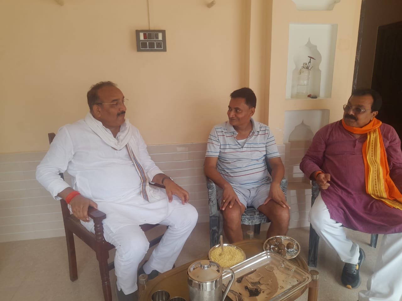 रायबरेली-उद्यान मंत्री दिनेश प्रताप सिंह यात्रा के तीसरे दिन अस्वस्थ चल रहे पूर्व प्रधान के घर पहुंच कर लिया हालचाल,,,,