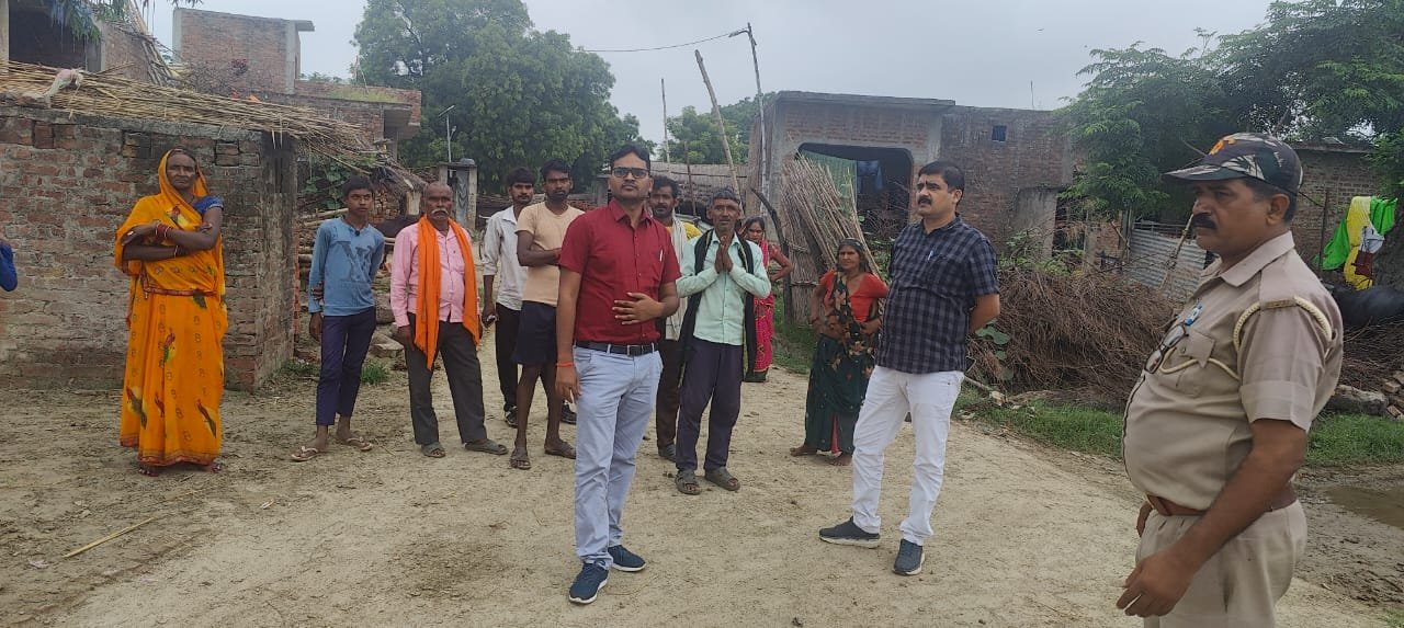 Raibareli-गंगा के जलस्तर में लगातार वृद्धि जारी,एसडीएम ने बाढ़ ग्रस्त गांव का किया निरीक्षण*