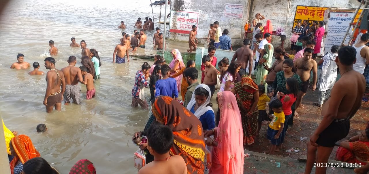 रायबरेली-श्रावण मास के आठवें अंतिम सोमवार पर हजारों श्रद्धालुओं ने किया गोकर्ण घाट में गंगा स्नान,,