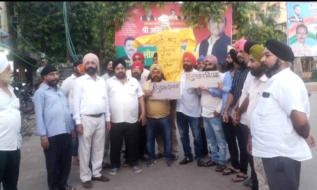 सिख समाज ने कनाडा सरकार का फूंका पुतला