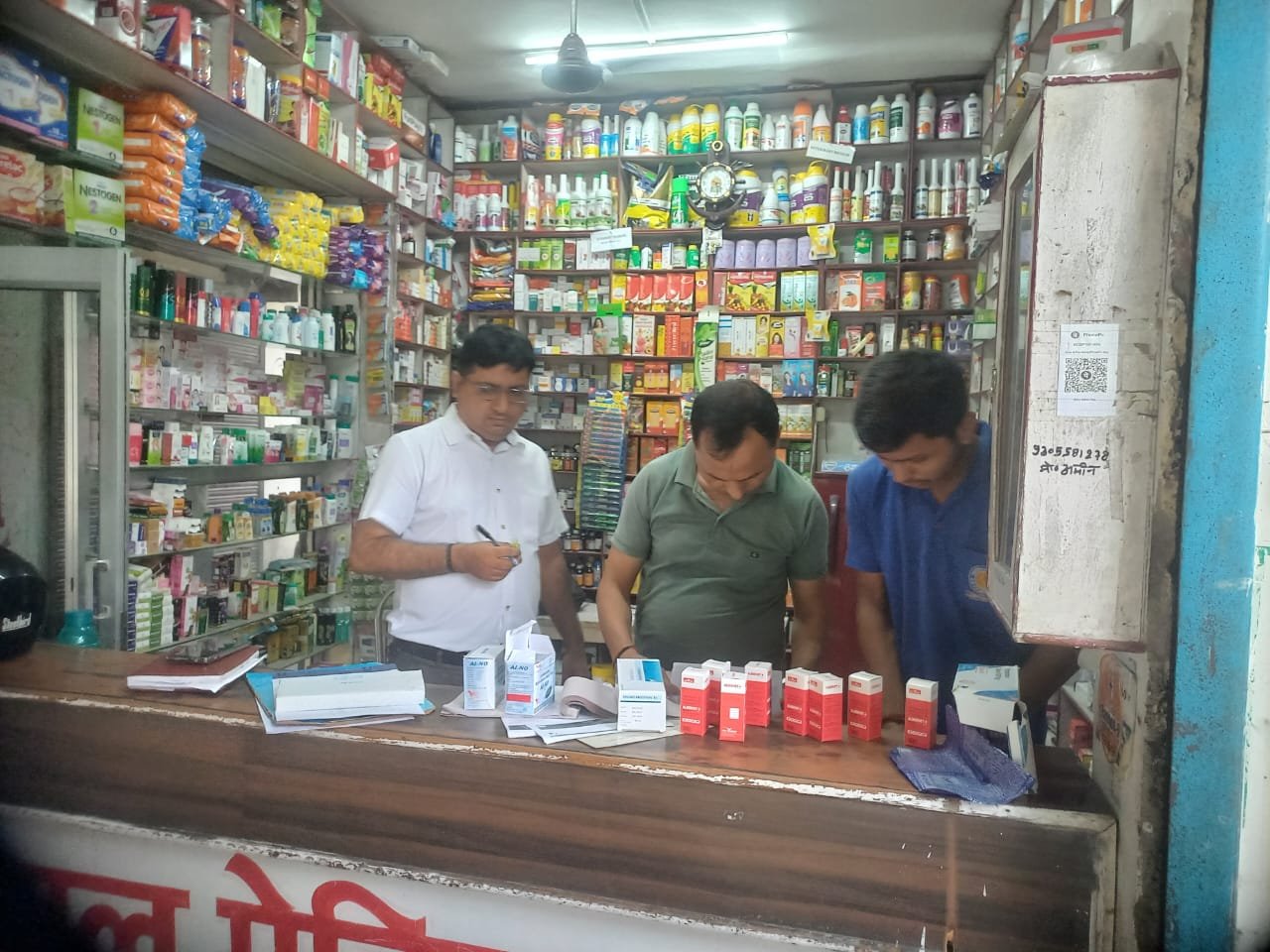 रायबरेली-अरखा स्थित मेडिकल स्टोर जांच करने पहुंचे औषधीय निरीक्षक को मिलीं खामियां,,,