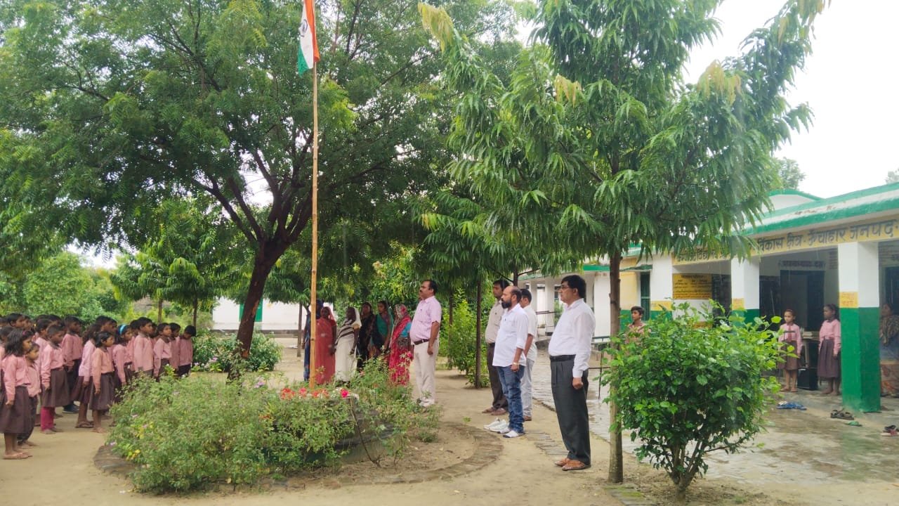 रायबरेली-ऊंचाहार में गांधी जयंती पर  विभिंन  संस्थानों नें राष्ट्रीय ध्वज फहराया गया,,,