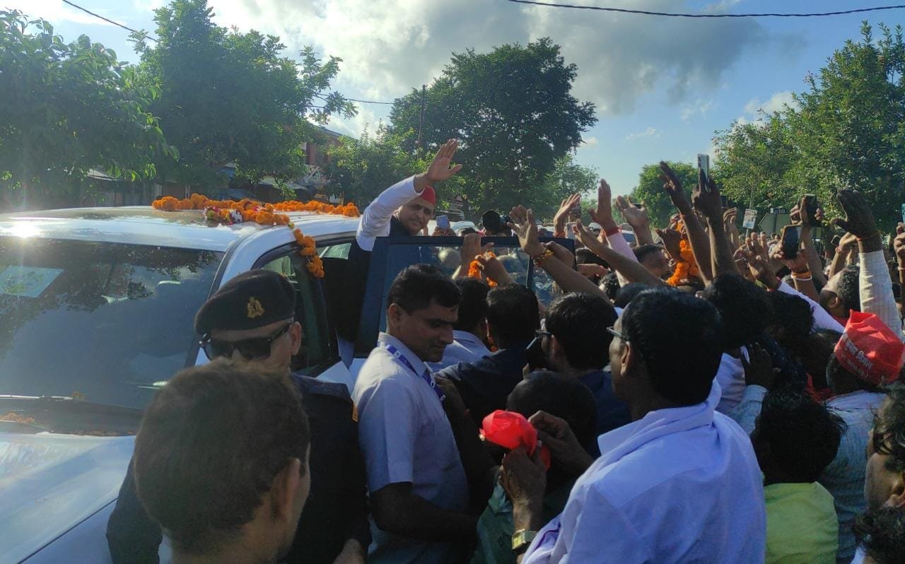 Raibareli-सूची चौराहे पर पूर्व मुख्यमंत्री अखिलेश यादव का हुआ भव्य स्वागत 