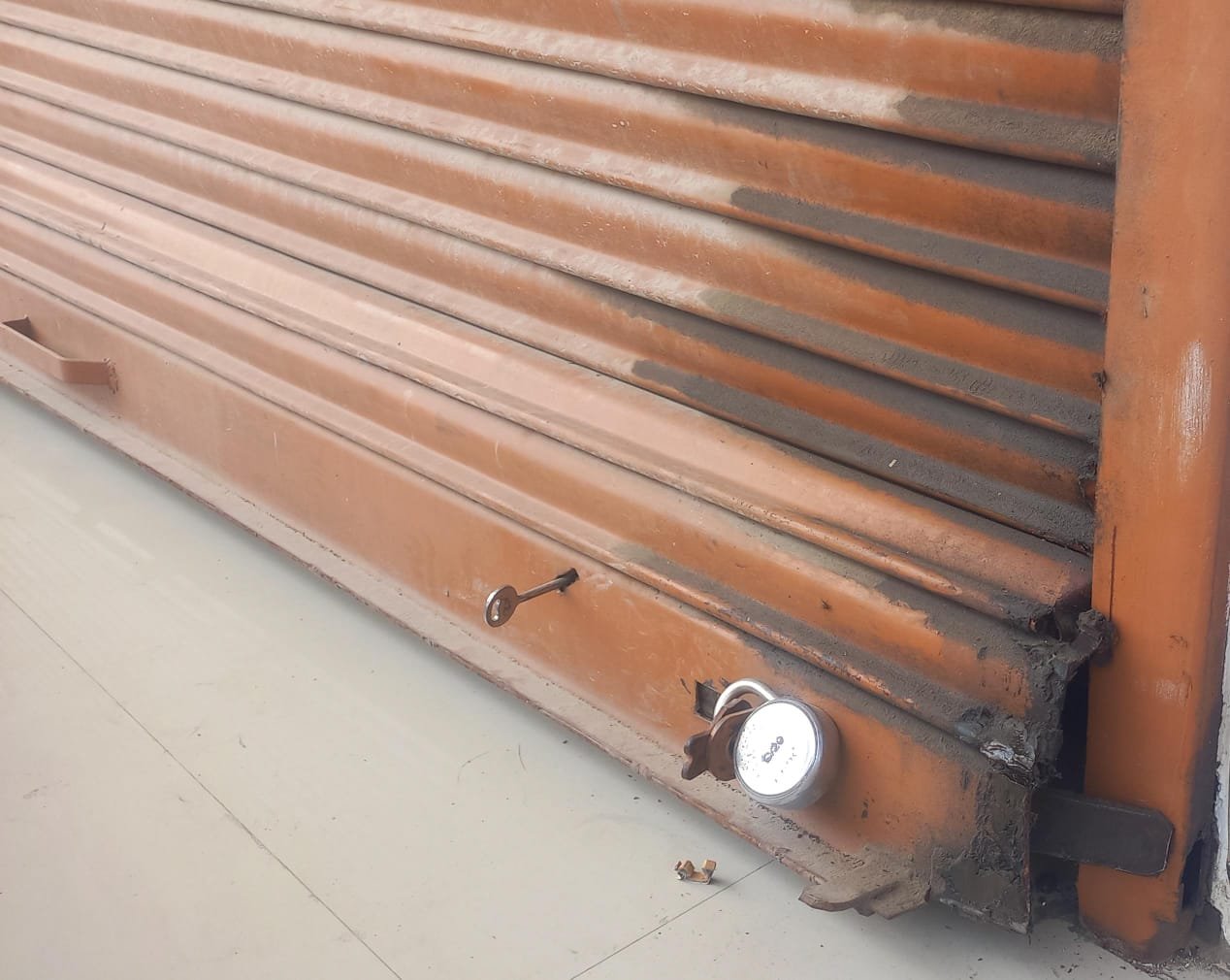 रायबरेली-दुकान का सटर तोड़कर चोरों ने पार किया चालीस हजार,घटना कैमरे में कैद,,,,