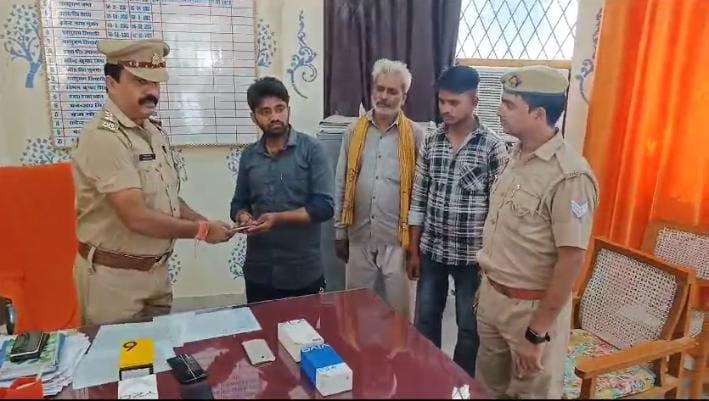 रायबरेली-ऊंचाहार पुलिस नें गुम हुए आधा दर्जन मोबाइल फोन किया बरामद,,,,