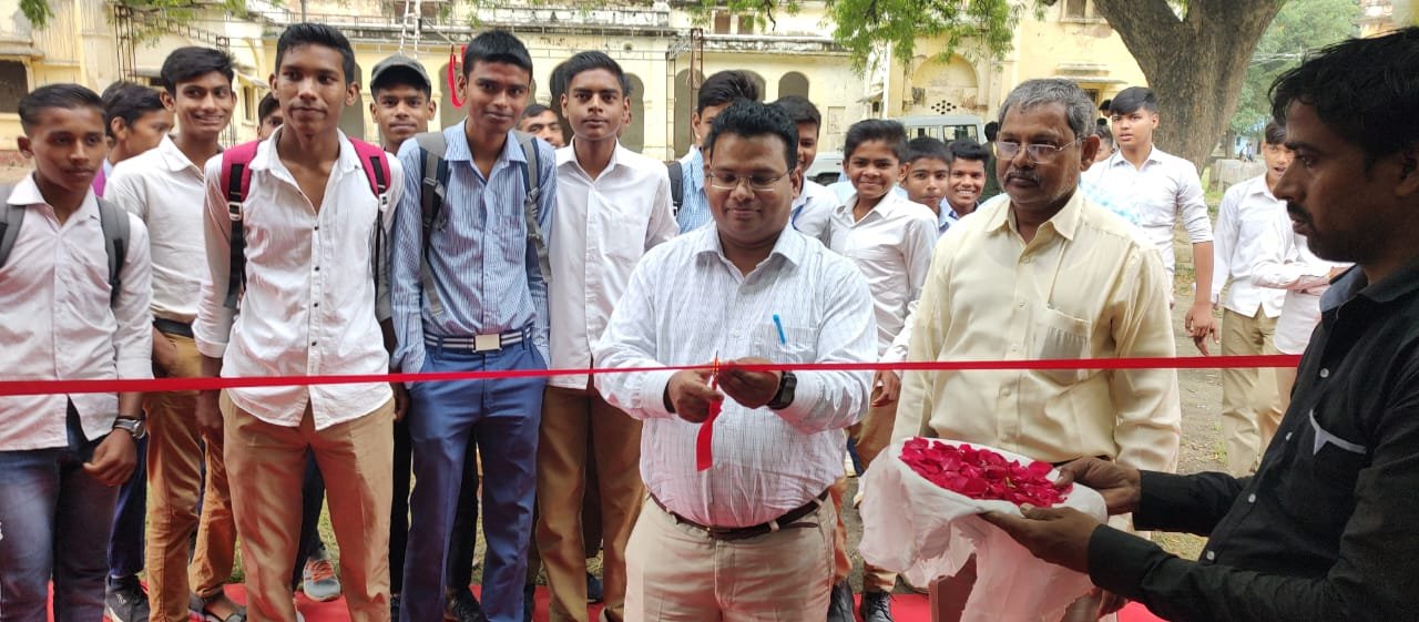 उत्तर प्रदेश के विकास यात्रा की प्रदर्शनी राजकीय इंटर कॉलेज में लगी