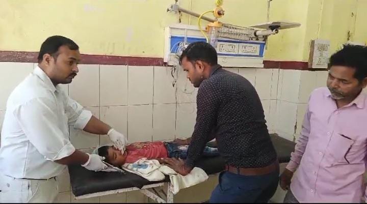 रायबरेली-खड़े ट्रक से टकराकर बाइक सवार पिता पुत्र घायल,,,