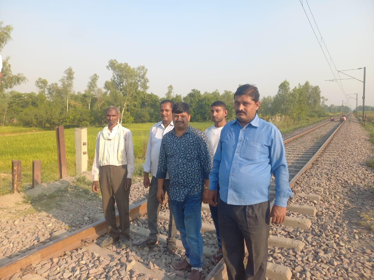 रायबरेली-मानवरहित रेलवे क्रासिंग पर अंडरपास अधूरा बने होने से हज़ारों ग्रामीण परेशान,,,,