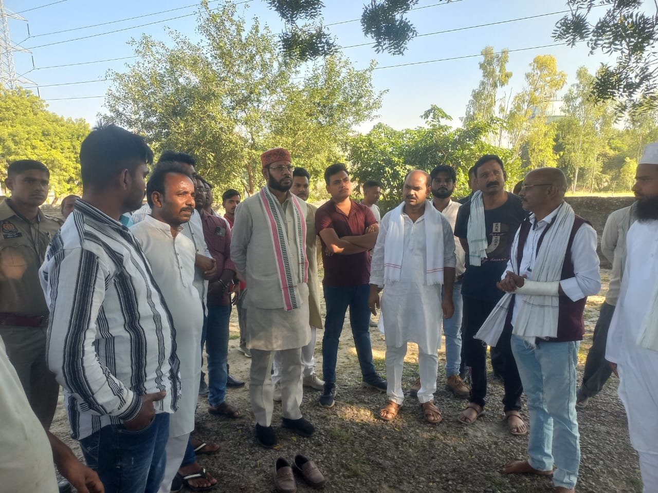 रायबरेली-एनएचएआई द्वारा दरगाह शिफ्ट करने की शिकायत पर क्षेत्रीय विधायक ने मौका किया निरीक्षण,,, 