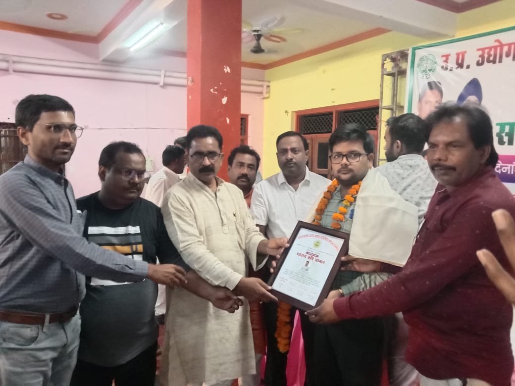 Raibareli-व्यापार मंडल नगर अध्यक्ष रामगोपाल वैश्य के नेतृत्व पर सम्मान समारोह किया गया