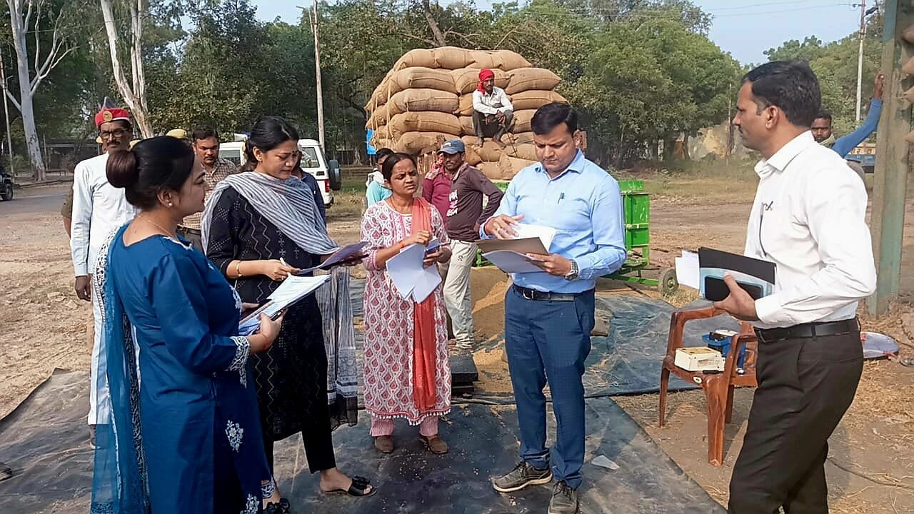 जिलाधिकारी ने धान क्रय केंद्र का किया निरीक्षण