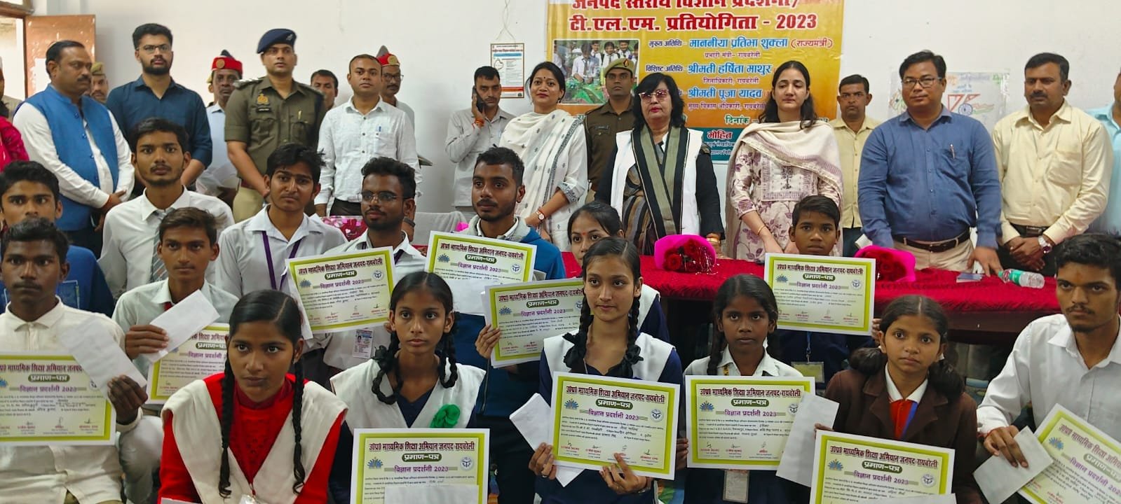 Raibareli-प्रभारी मंत्री ने जनपदीय विज्ञान प्रदर्शनी का किया अवलोकन