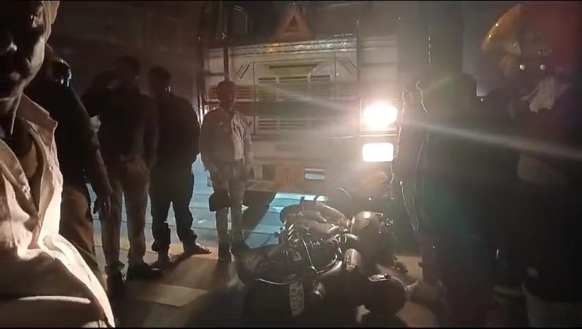 Raibareli-तेज रफ्तार ट्रक ने बुलेट सवार को मारी टक्कर हालत नाजुक
