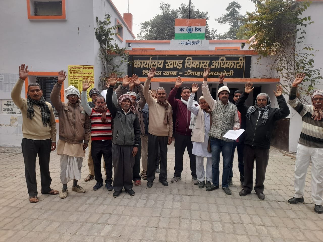 रायबरेली:आवारा मवेशियों द्वारा फसलों को बर्बाद करने से परेशान दर्जनों किसानों ने बीडीओ को सौपा ज्ञापन