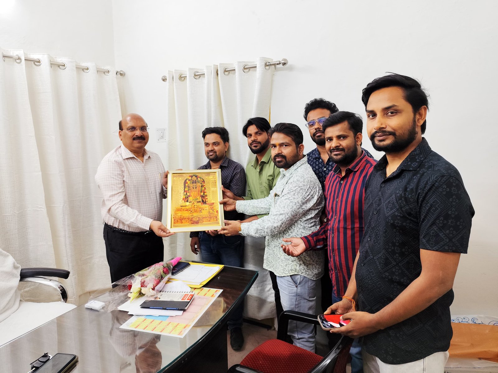 रायबरेली में CHO संघ की तरफ से CMO को होली मिलन कर दी गई प्रभु श्री राम जी की प्रतिमा