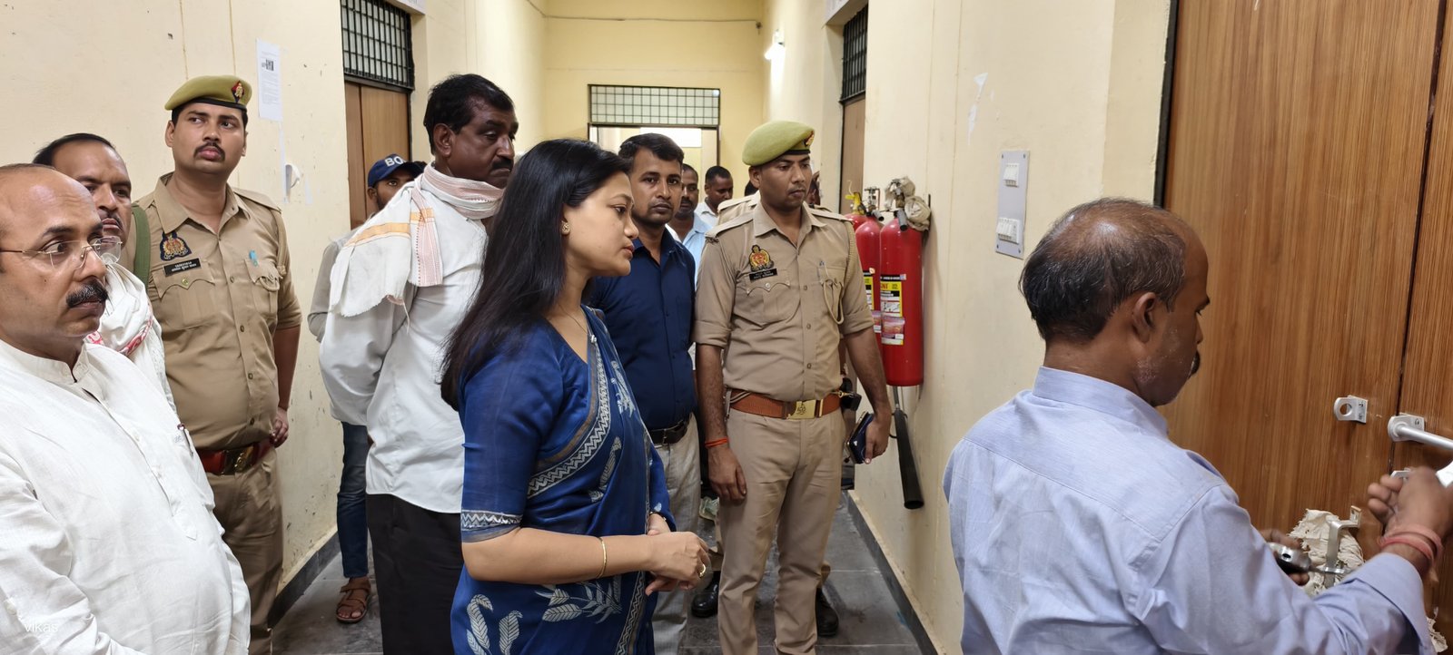 रायबरेली-डीएम ने राजनैतिक दलों के प्रतिनिधियों के साथ ईवीएम/वीवीपैट वेयर हाउस का किया निरीक्षण