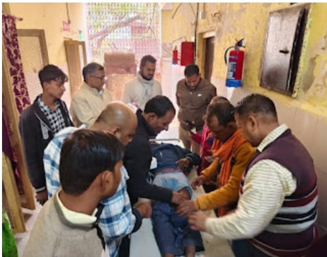 रायबरेली - सड़क के बीचो-बीच लड़ रहे कुत्तों को बचाने में बाइक फिसली, मां बेटा घायल