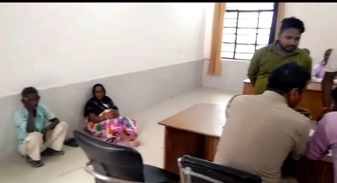 यूपी--समाधान दिवस में आए फरियादियों को नहीं मिली कुर्सी