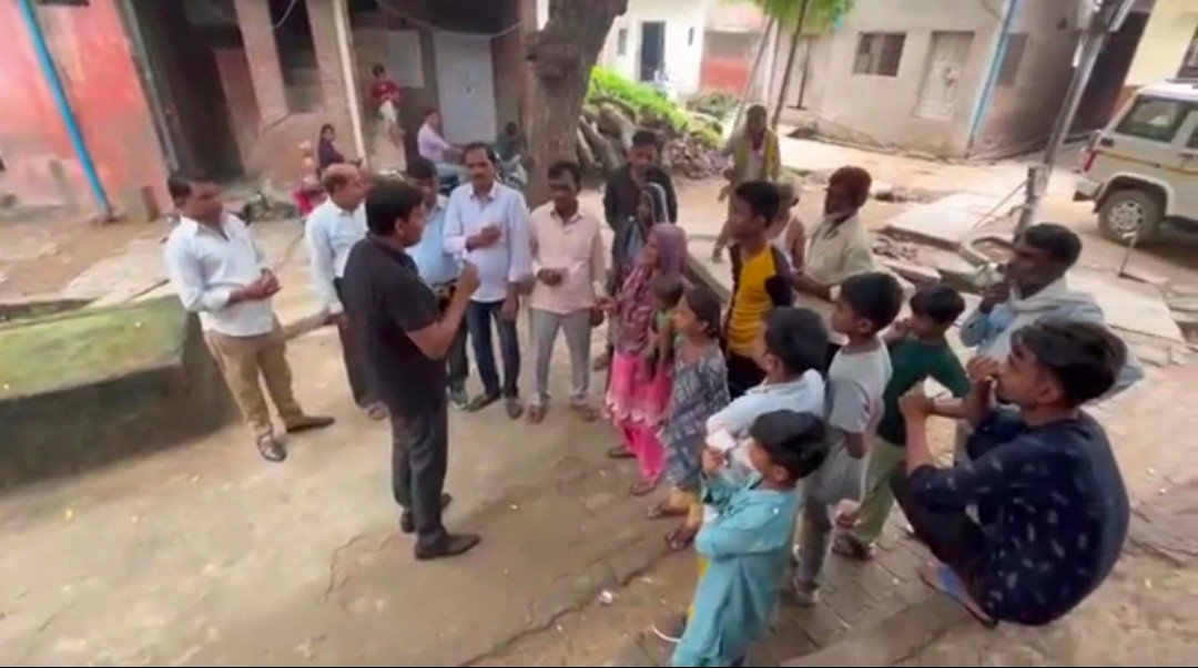 Raibareli- डायरिया ग्रस्त मुहल्लों का डॉक्टरों की टीम ने किया दौरा
