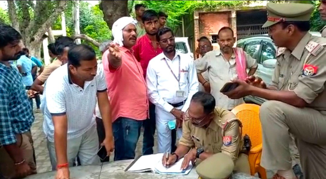 यूपी-रायबरेली का रंगबाज इंस्पेक्टर,आखिर क्यों बना है चर्चा का विषय