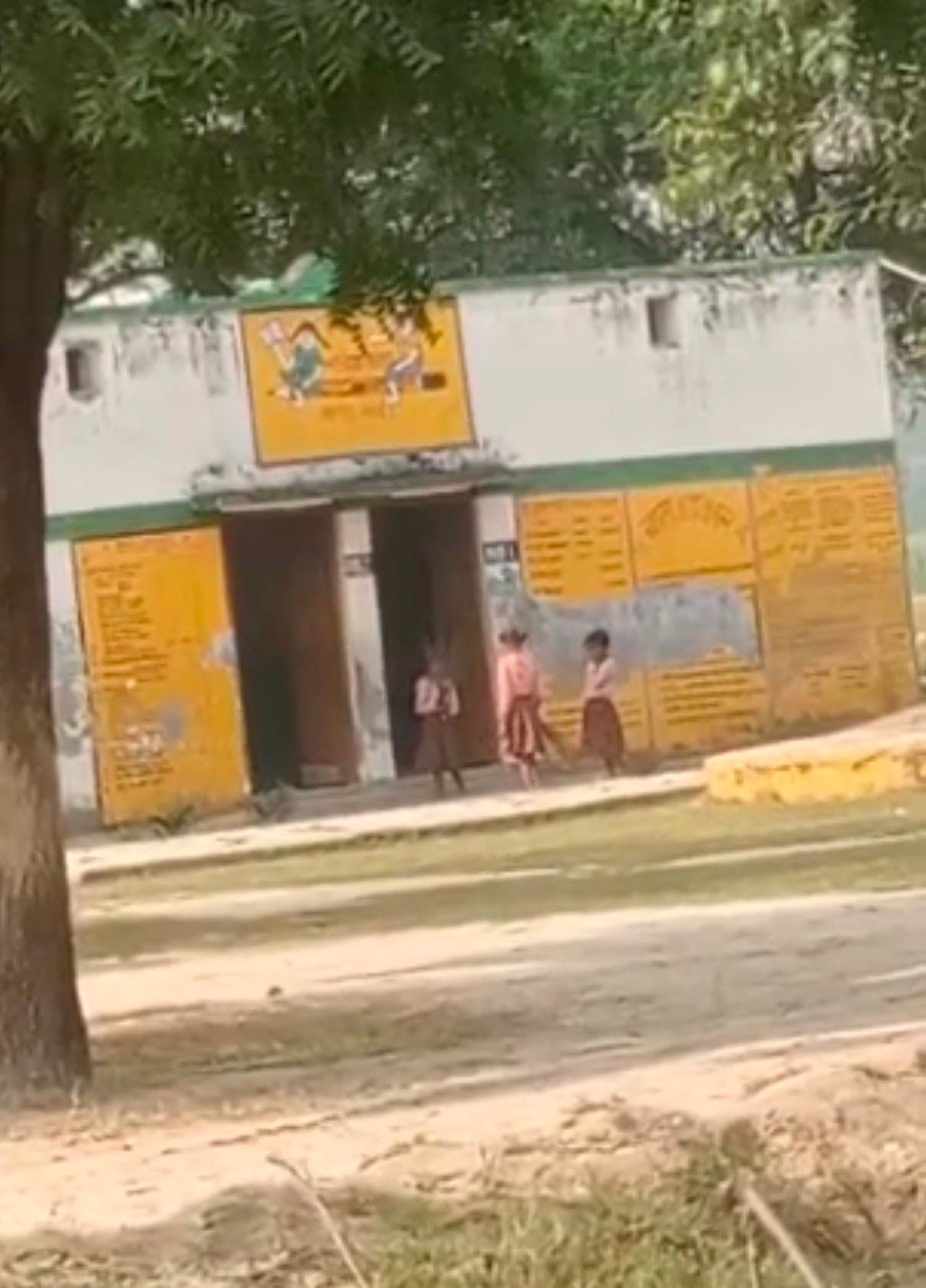 Raibareli-नौनिहालों के हाथों में किताबों की जगह झाड़ू,जगतपुर खंड शिक्षा अधिकारी का बेतुका बयान