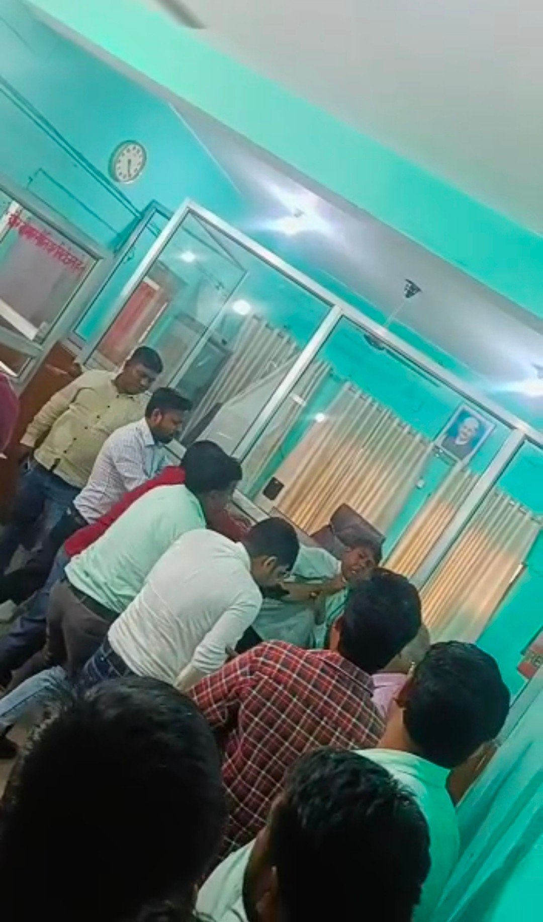 Raibareli-निबंधन कार्यालय के अंदर हुई जमकर मारपीट