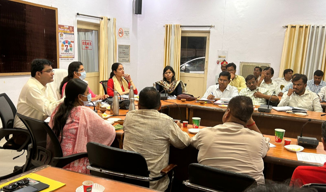 Raibareli-डीएम ने आरओ, एआरओ के साथ की बैठक, दिए आवश्यक निर्देश