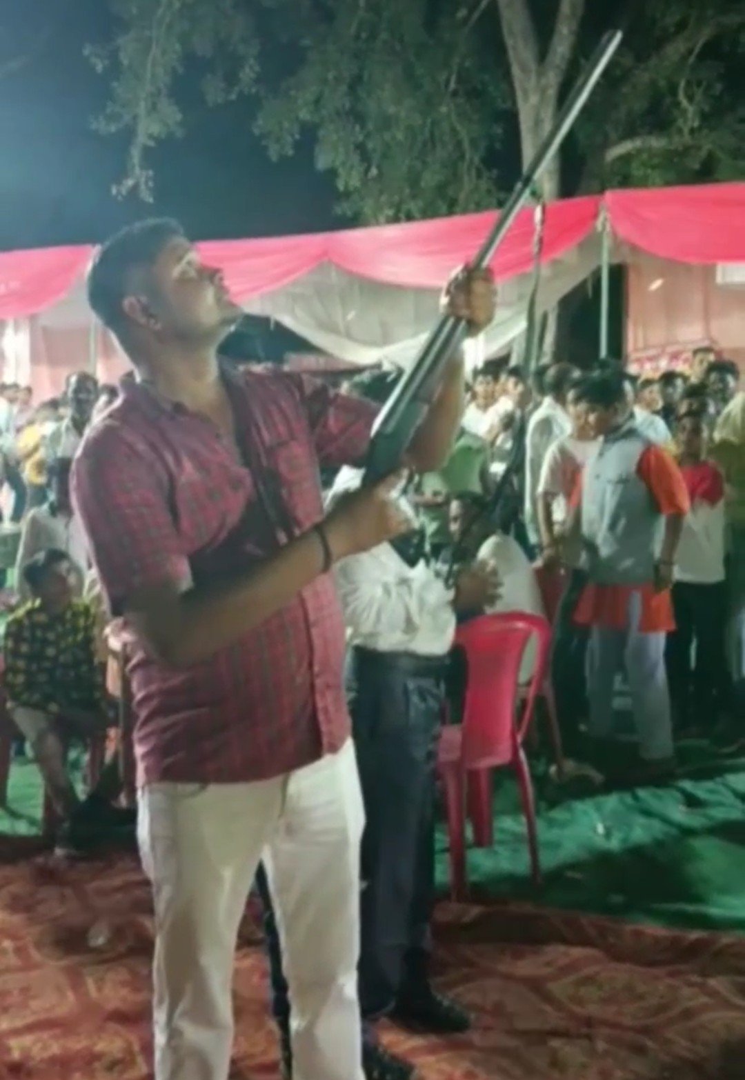 टोल मैनेजर के आगे नतमस्तक दिख रही रायबरेली पुलिस