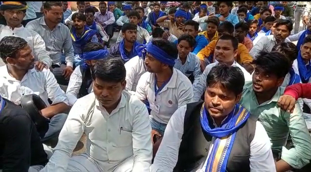 Raibareli-दरोगा दिनेश गोस्वामी के खिलाफ भीम आर्मी के पदाधिकारियों ने SP आफिस का किया घेराव