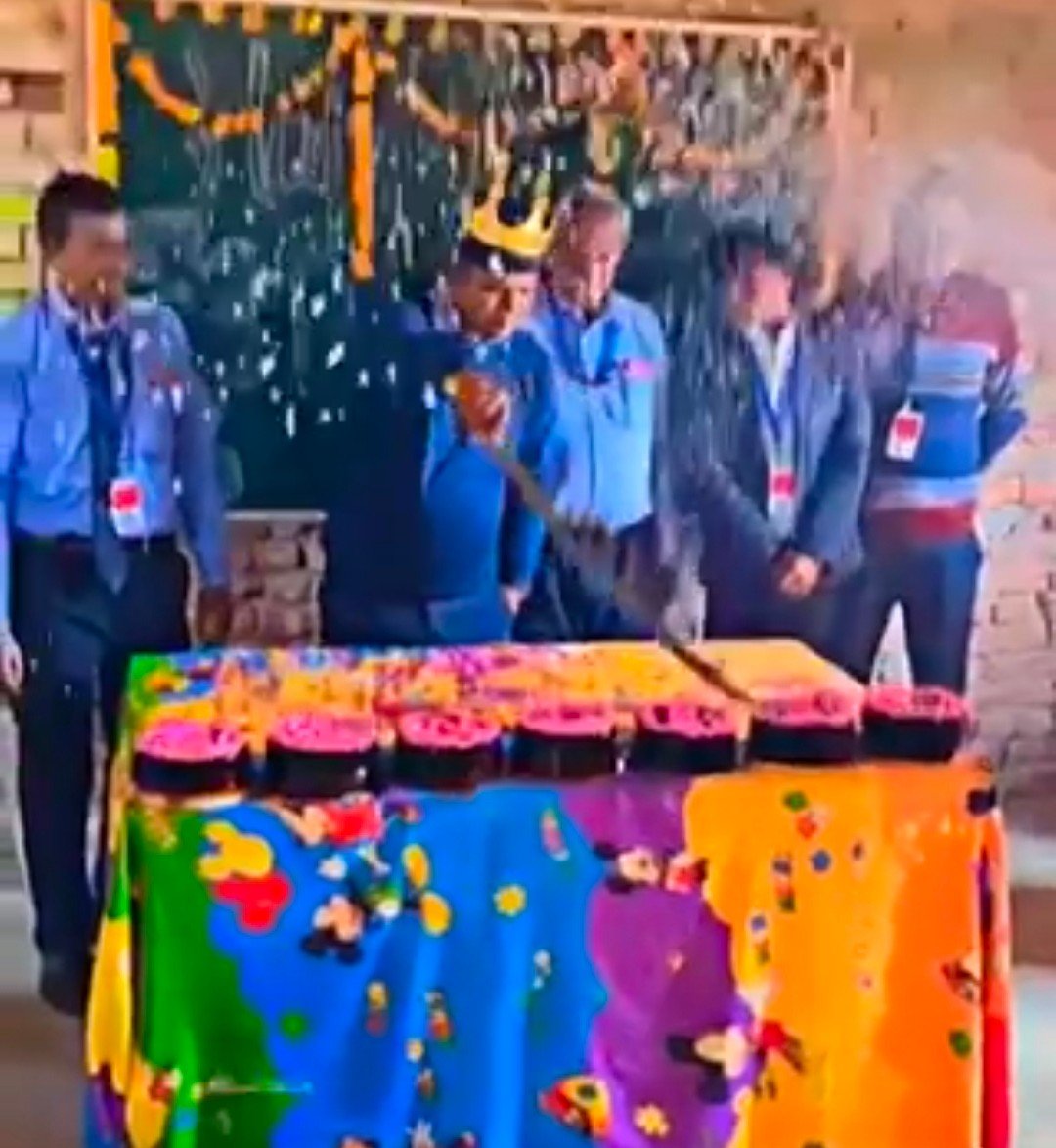 Raibareli-शिक्षक का क्लास में तलवार से केक काटते वीडियो वायरल