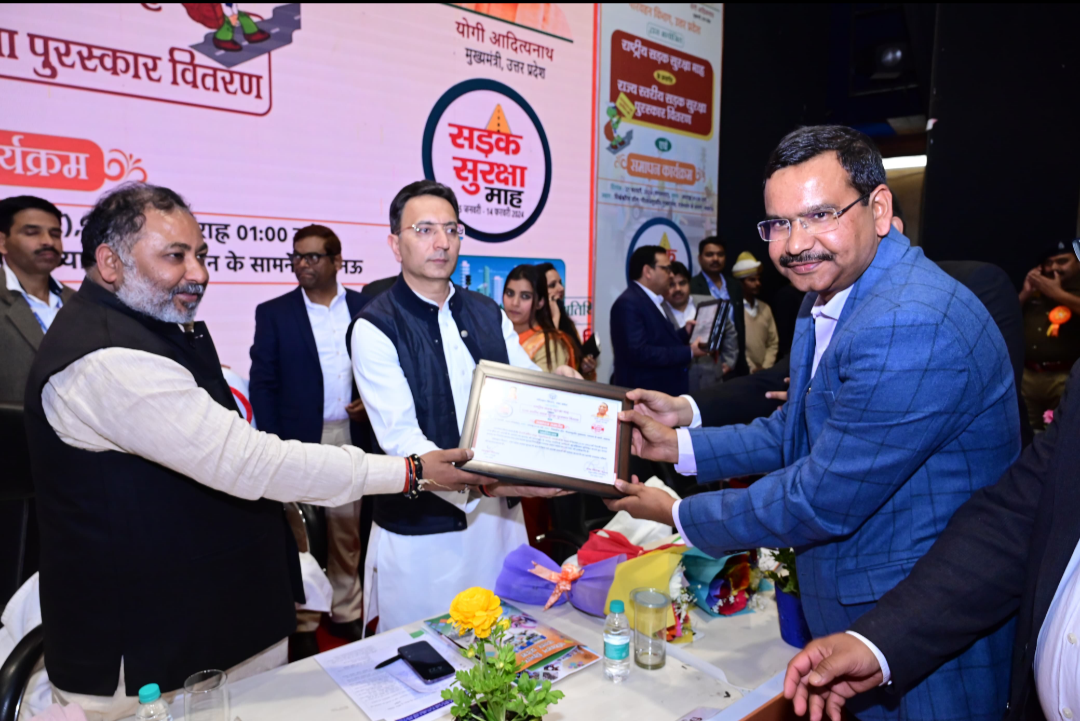 Raibareli-सड़क सुरक्षा शपथ ग्रहण समारोह के सफल आयोजन में मंत्री ने ARTO प्रवर्तन मनोज सिंह को किया सम्मानित