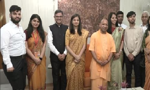 UPSC टॉपर्स से मिले सीएम योगी, उज्जवल भविष्य की दी शुभकामनाएं !