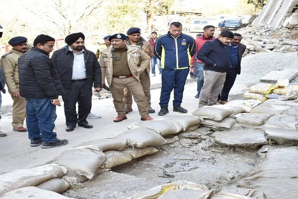 मुख्य सचिव सुखवीर संधू ने जोशीमठ क्षेत्र का लिया जायजा, बोले- भूधंसाव कारणों का पता लगाने में जुटे वैज्ञानिक