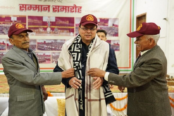 CM पुष्कर धामी ने महार रेजिमेंट के पूर्व सैन्य अधिकारियों को किया सम्मानित, पिता का यादकर हुए भावुक