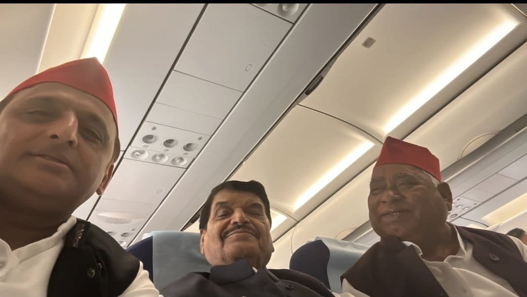 अखिलेश यादव ने साझा की चाचा शिवपाल के साथ सेल्फी, कोलकाता के लिए हुए रवाना